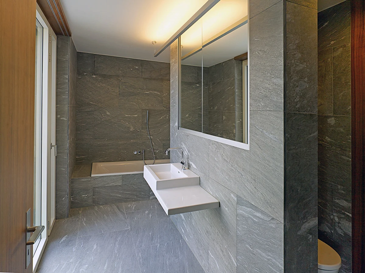 Luxuriöses Badezimmer mit Naturstein