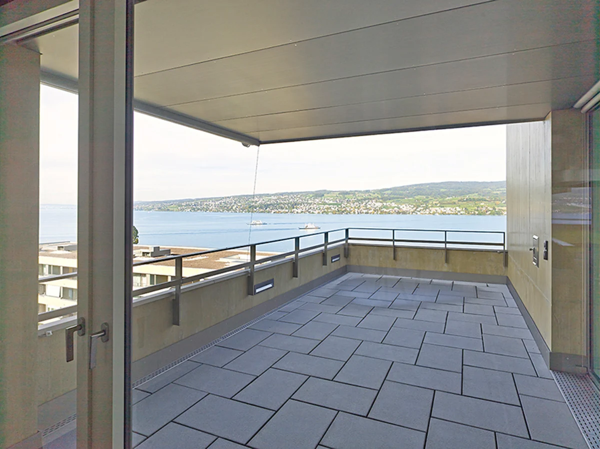 Terrasse mit Seeblick und überdachtem Sitzbereich